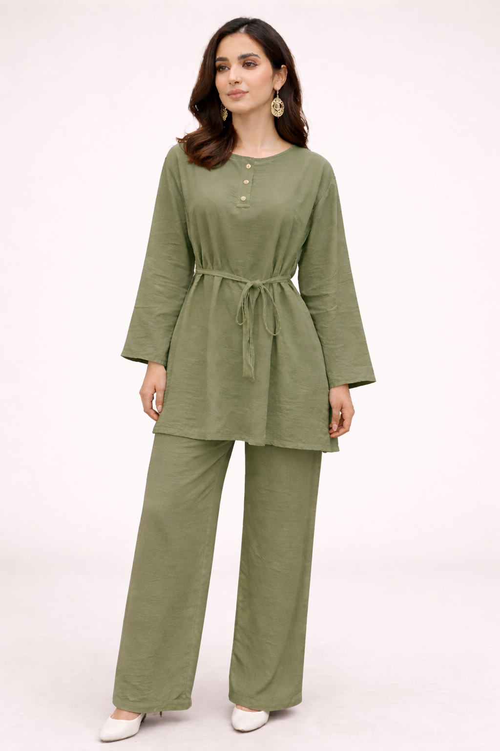 portrait d'une femme en tenue olive portrait d'une femme en tenue olive